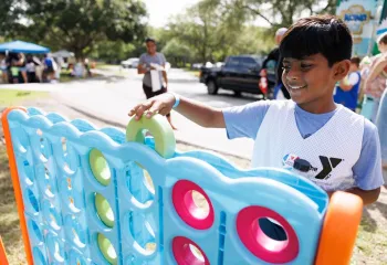 Y kid playing connect 4