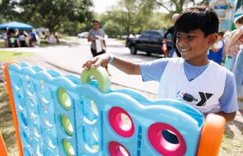 Y kid playing connect 4