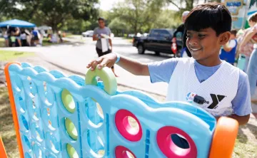 Y kid playing connect 4